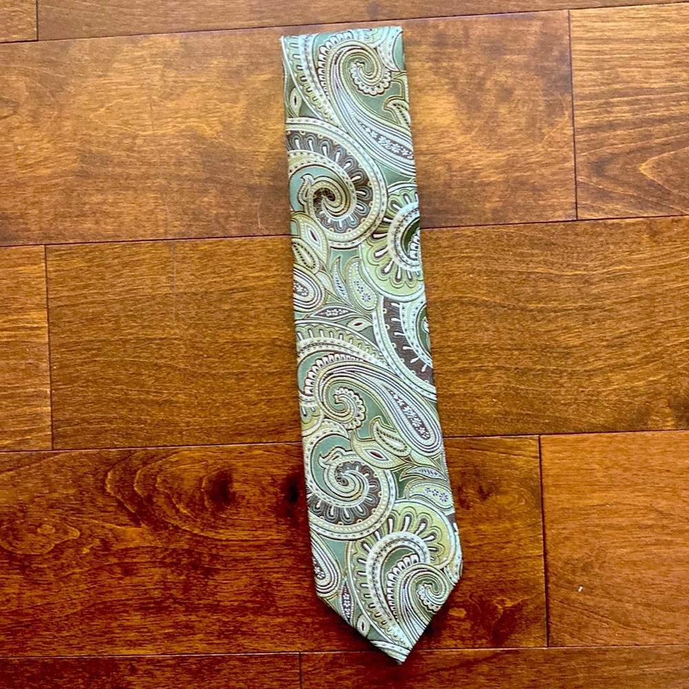 A Geoffrey Beene green patterned tie.